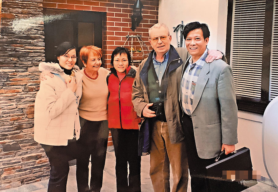 ◆2003年，何文傑（右一）帶同年僅16歲的何倩珊（左一）拜訪奧地利客戶。 受訪者供圖