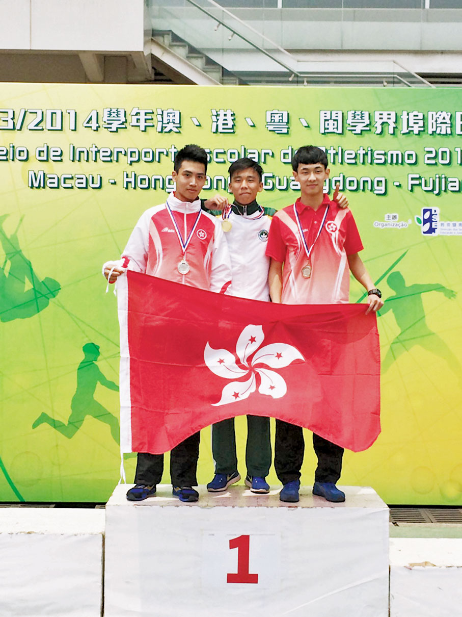 ◆ 黄奕賢（右一）稱，當年參加比賽後領獎時播放國歌的氛圍，加深了他對祖國的感情。 受訪者供圖