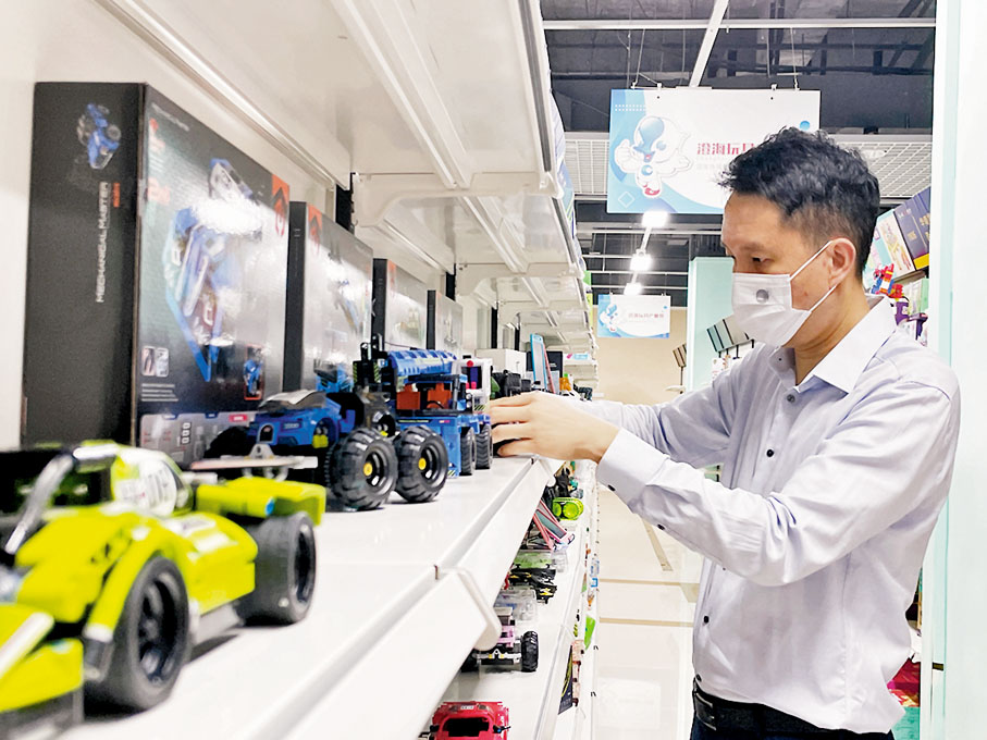 ◆ 香港回歸祖國25年間，陳家銘由一名技術人員變身成大灣區創業者。