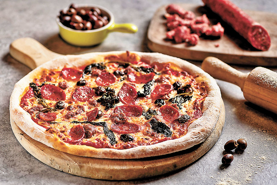 ◆豬肉腸餡辣沙樂美腸意大利菜黑橄欖薄餅