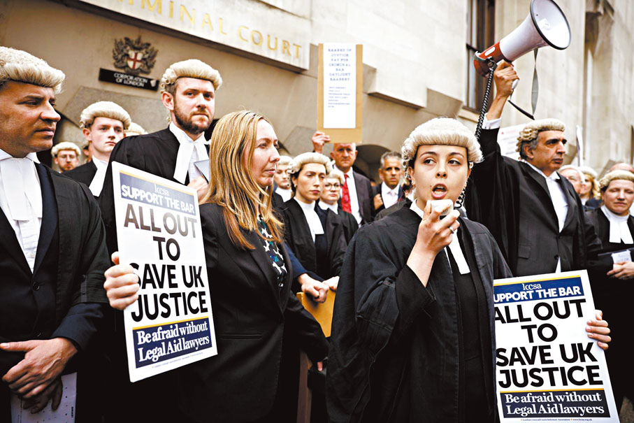 ◆ 英國律師在倫敦一間法院外示威。 彭博社