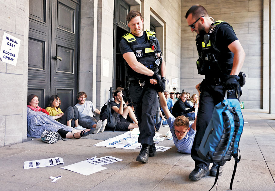 ◆抗議G7的示威者被德國警員帶走。 路透社
