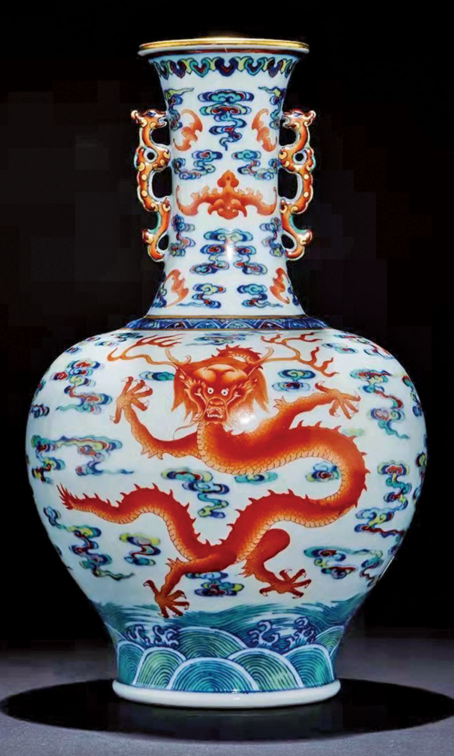 ◆乾隆 鬥彩加粉彩礬紅雲蝠「海水雲龍」紋雙螭耳瓶