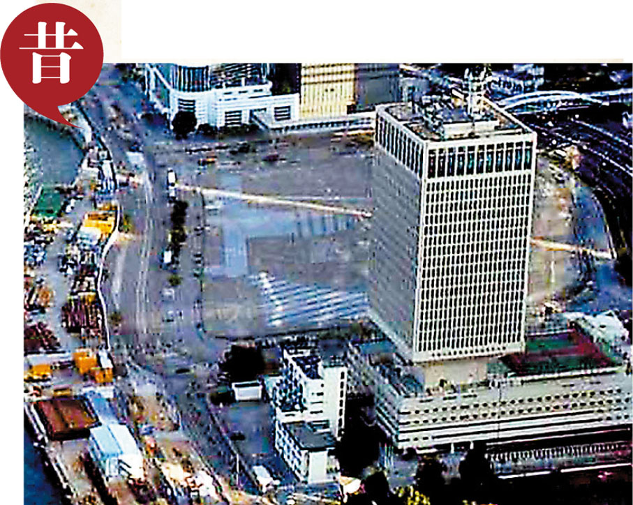 【政府總部】特區政府總部現址所在的添馬艦，前身為英國海軍基地。回歸後，添馬艦地皮一度長期空置，香港特區政府遂於1998年收回地皮。