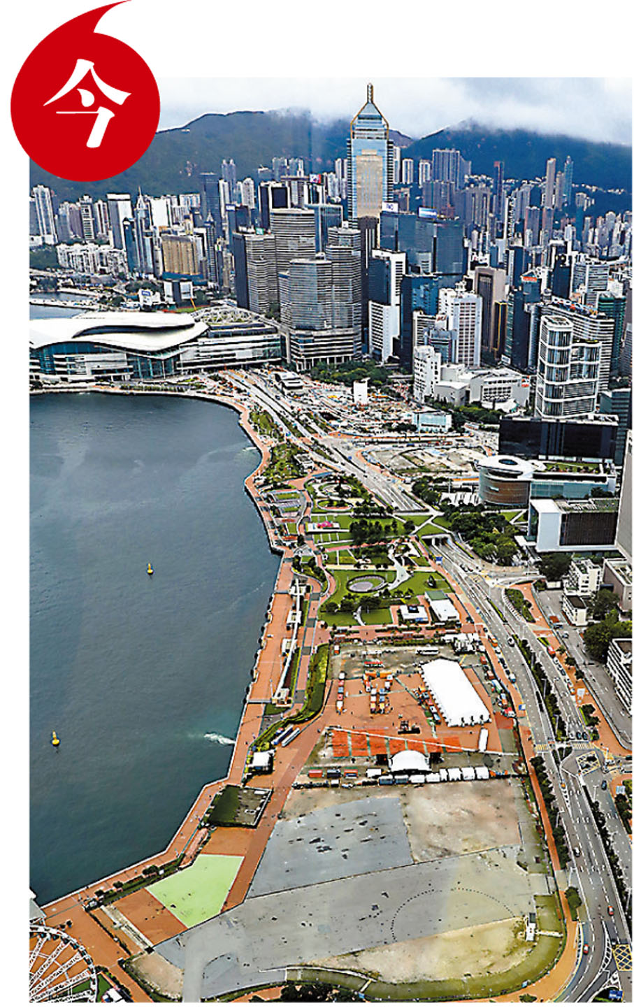 ◆經過多年不斷修建，海濱長廊已延長至7.4公里，可由灣仔前公眾貨物裝卸區，沿海濱漫步至炮台山，盡情地欣賞維港的美景。