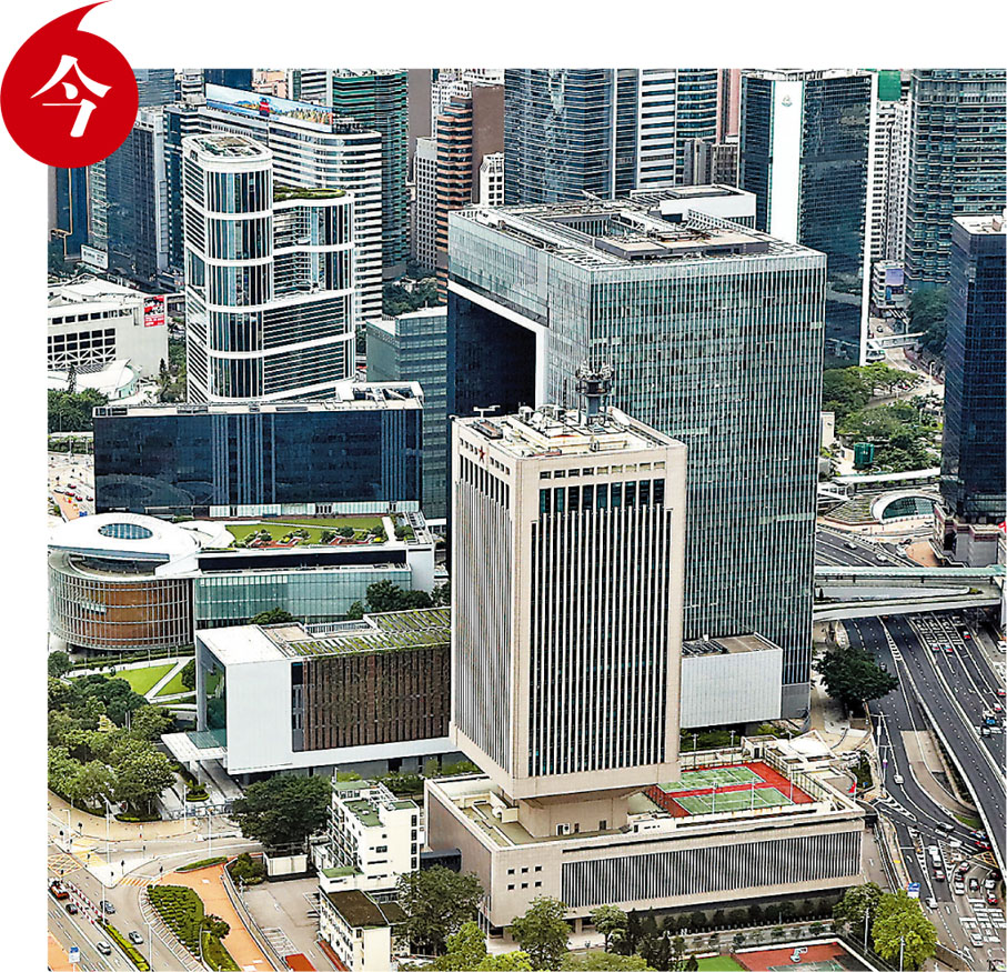 ◆2002年，特區政府提出將政府總部、立法會及特首辦一併搬到添馬艦，但由於沙士疫情等原因，工程延至2008年動工，2011年8月開始逐步投入使用。