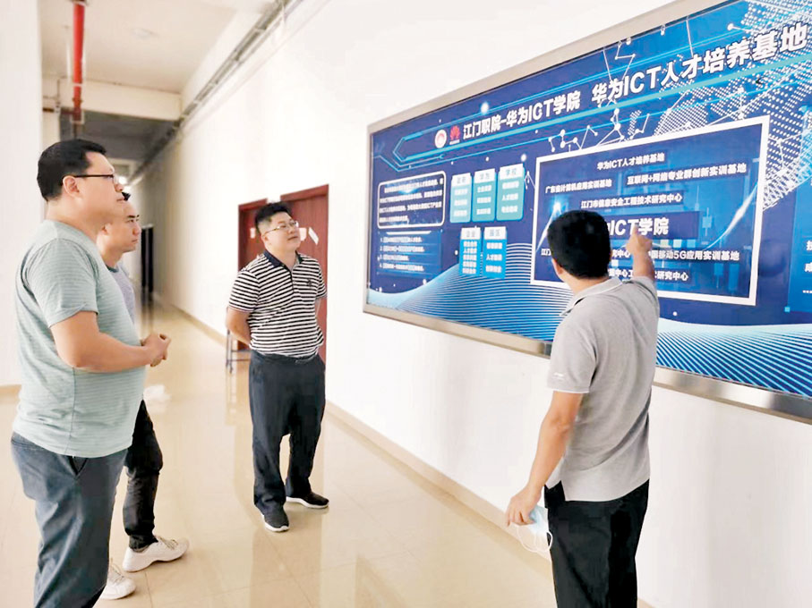 ◆ 李德豪與江門職業學院學生交流。受訪者供圖