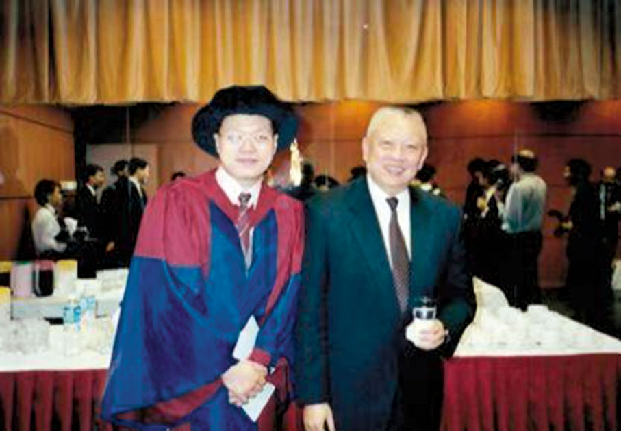 ◆ 李德豪在1997年畢業禮後的酒會上代表學院跟時任特首董建華交流。 受訪者供圖