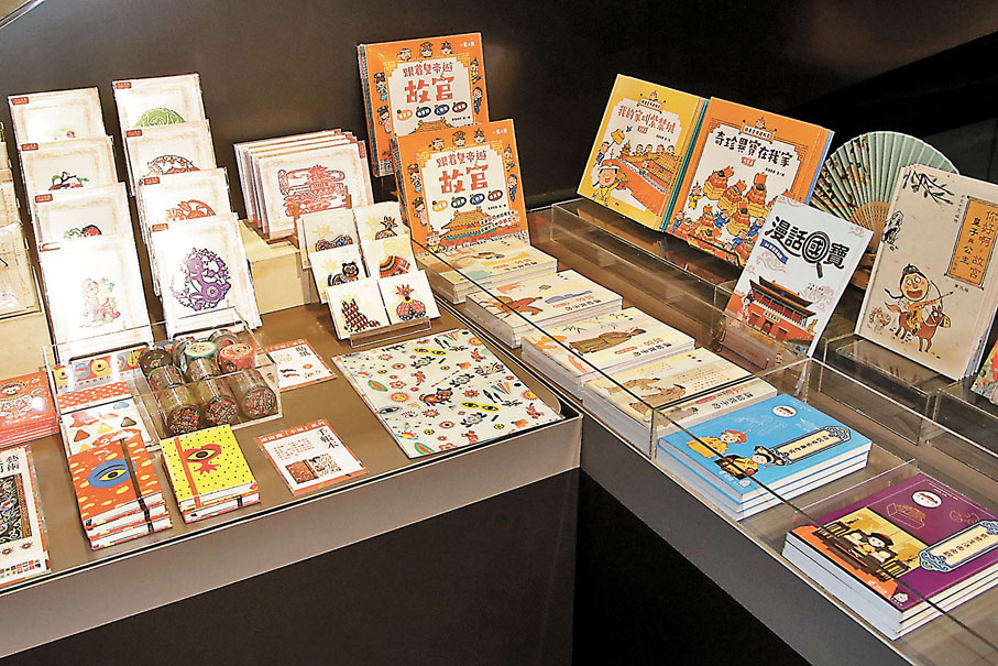 ◆場內設有期間限定的文創產品專櫃,暫售賣故宮館的自家品牌產品。 香港文匯報記者 攝