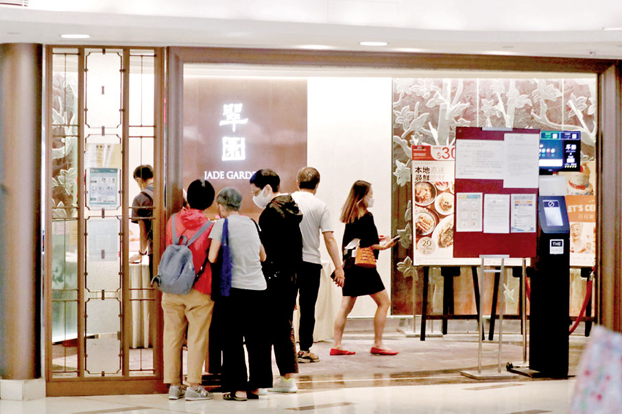 ◆旺角MOKO新世紀廣場翠園酒家出現小型爆發，暫有3名食客和1名侍應受感染。香港文匯報記者  攝 