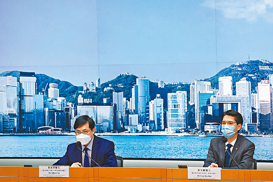 ◆歐家榮（左）指出，屯門海港酒家新增1名七旬男食客確診，令群組受感染食客增至42人。圖右為劉家獻。中通社