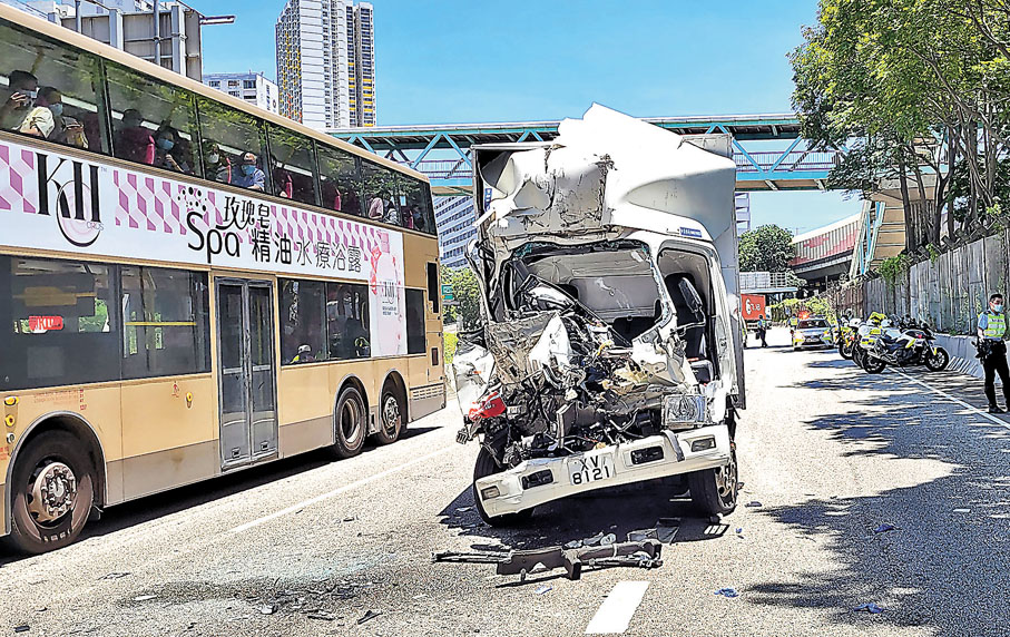 ◆失事密斗貨車車頭嚴重毀爛，司機傷重不治。 香港文匯報記者 攝