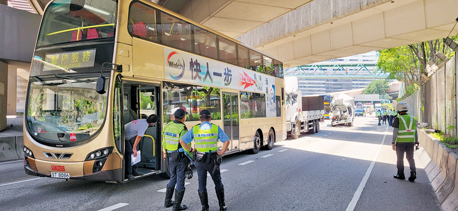 ◆現場三車串燒釀成1死3傷，警方一度封鎖路面調查。香港文匯報記者  攝
