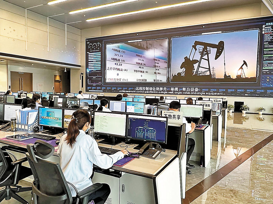 ◆大慶油田智慧指揮中心現場控制平台。香港文匯報記者吳千  攝