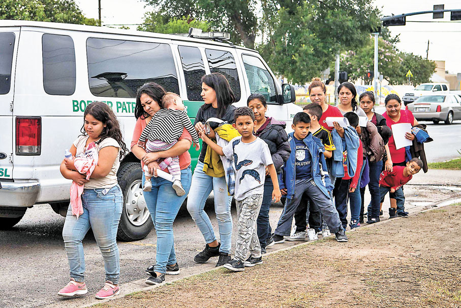 ◆美國一刀切地驅逐在邊境尋求庇護者的政策，極大地傷害兒童權利。資料圖片