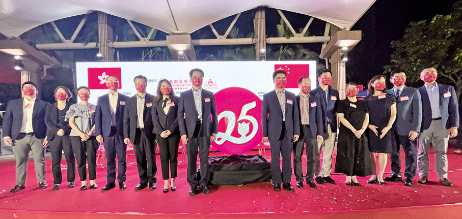 ◆ 左起：南區防火會主席黃焯添、廉政公署首席廉政教育主任黃小欣、康樂及文化事務署南區康樂事務經理盧秀華、消防處港島總區西區指揮官林順華、南區東分區委員會主席連喜慶、籌委會執行副主席邱婕兒、南區民政事務專員鄭港湧、中聯辦港島工作部副部長王卉、籌委會執行副主席許玉漢、南區區議員梁進、房屋署物業管理總經理李倩文、社會福利署中西南及離島區福利專員甄麗明、食物環境衞生署南區環境衞生總監韓銘疇、南區北分區委員會主席黃靈新。