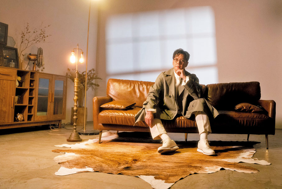 ◆譚詠麟的新專輯《傾．聽》實體碟將於明天面世。