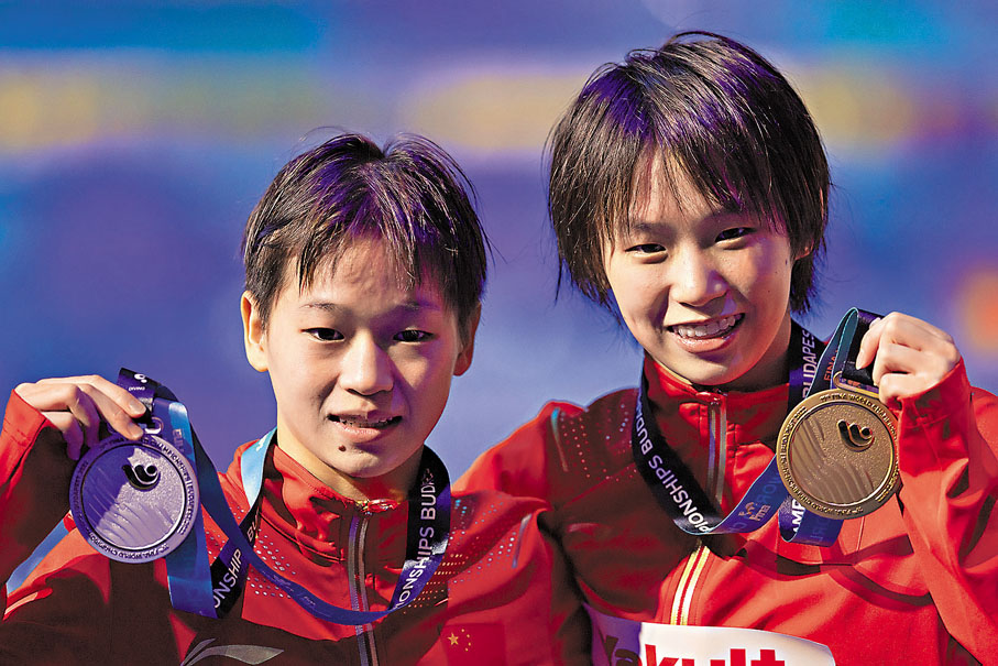 ◆陳芋汐（右）與全紅嬋在頒獎儀式後合影。新華社