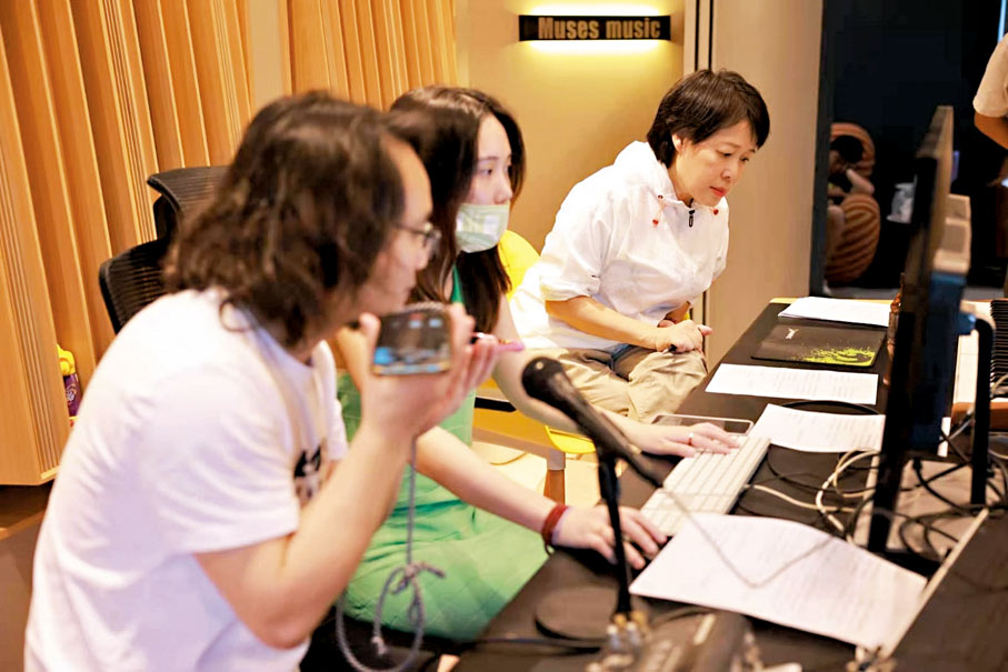 ◆歌曲錄製時製作人員就詞曲細節溝通中。