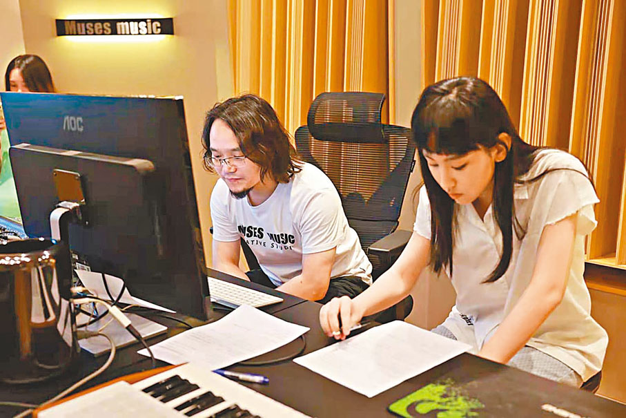 ◆炎明熹（右）不斷用自己的方式去理解歌詞和旋律。