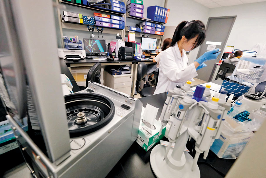 ◆ 有生物醫學界從業者認為，在國家的支持下，未來香港建設成區域知識產權貿易中心，相信對香港的創科和整體經濟發展起到積極作用。圖為工作中的科研人員。 資料圖片
