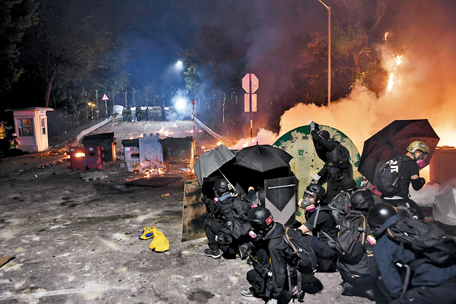 ◆圖為黑衣暴徒2019年11月12日全副裝備在中大二號橋與警方對峙及投擲汽油彈。資料圖片