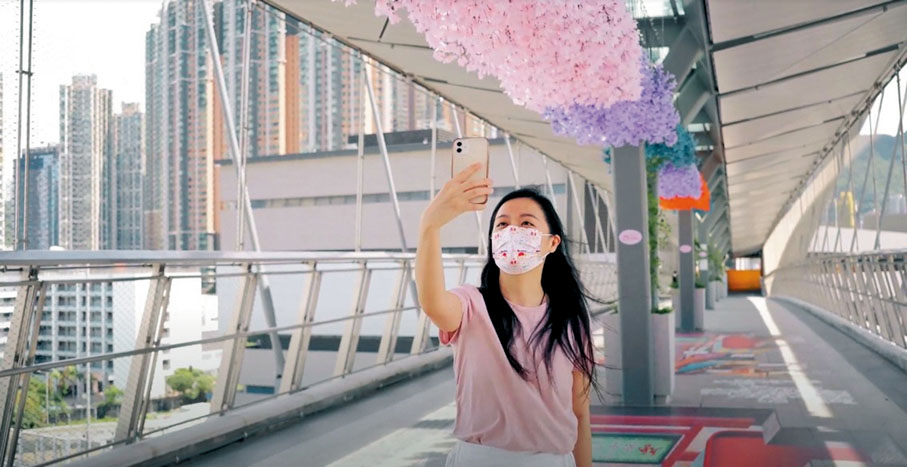 ◆天橋的天花設置了一片花海