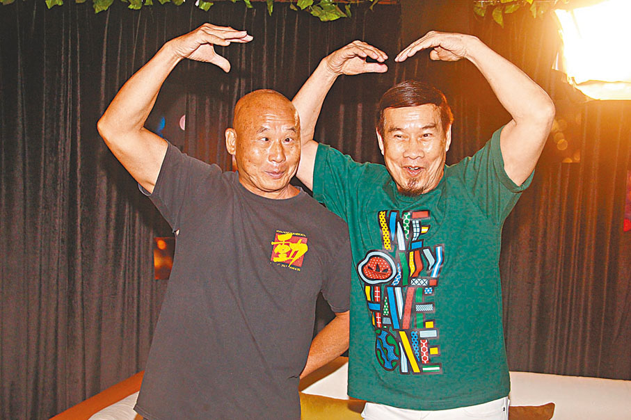 ◆ 白彪（右）與弟弟劉允鬼馬合照。