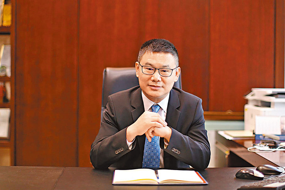 ◆閻峰指，香港的金融發展一直有賴中央的全力支持。 受訪者供圖