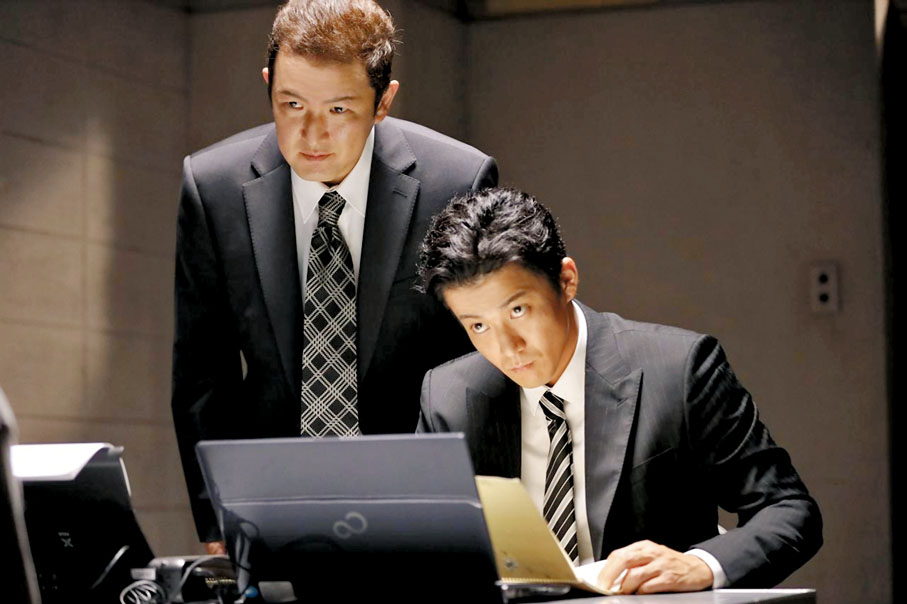 ◆小栗旬與中村獅童飾演刑警。