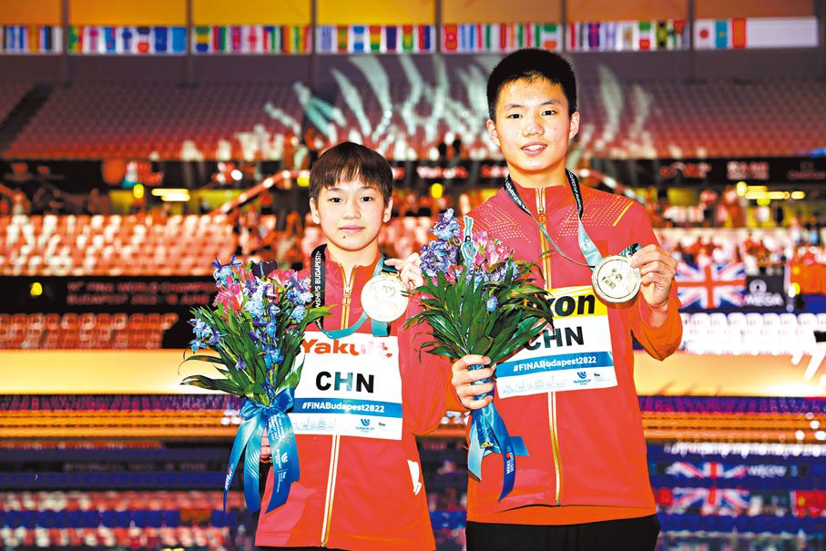 ◆全紅嬋（左）/白鈺鳴為中國跳水隊摘得世錦賽第100金。 新華社