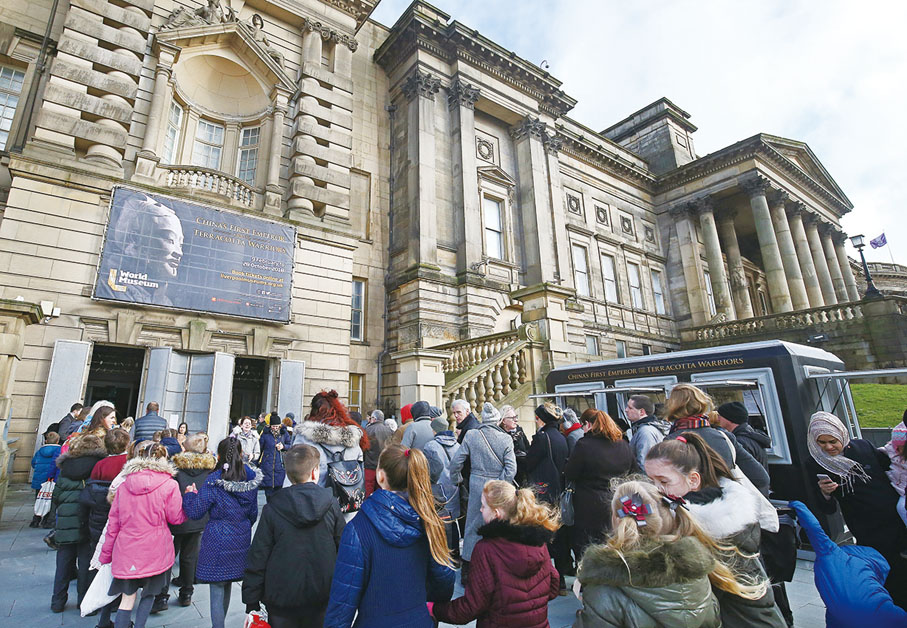 ◆ 2018年在英國利物浦國家博物館舉辦《秦始皇與兵馬俑》展，觀眾排起了長龍。