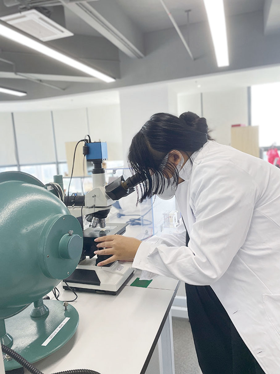 ◆ 河套深圳園區裏，香港科技大學藍海灣孵化器內科研人員正在工作。