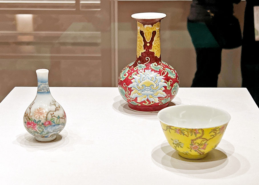 ◆圖中為「清康熙胭脂紫地琺瑯彩折枝蓮紋瓶」