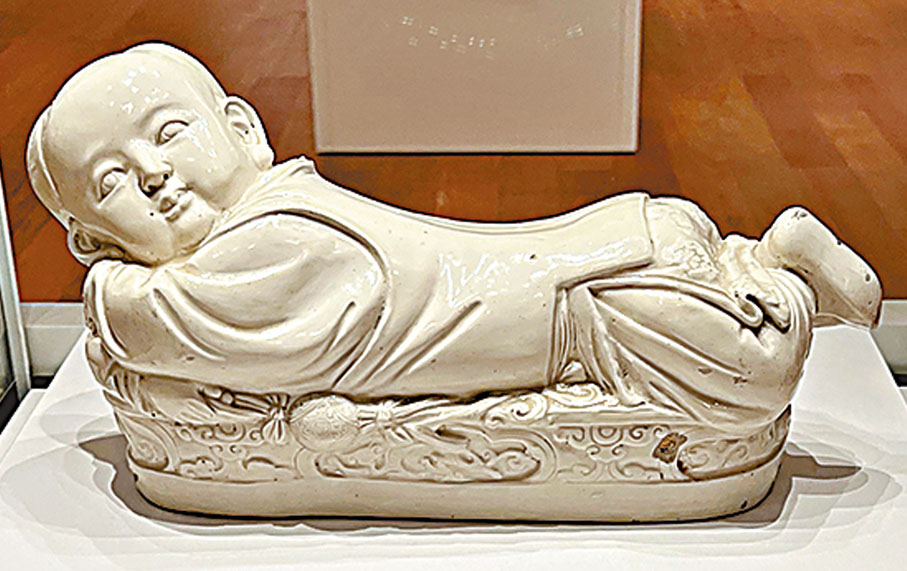 ◆北宋曲陽定窯白釉瓷孩形枕