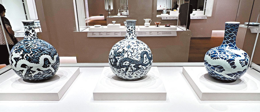 ◆氣勢恢弘的青花龍紋扁壺及天球瓶