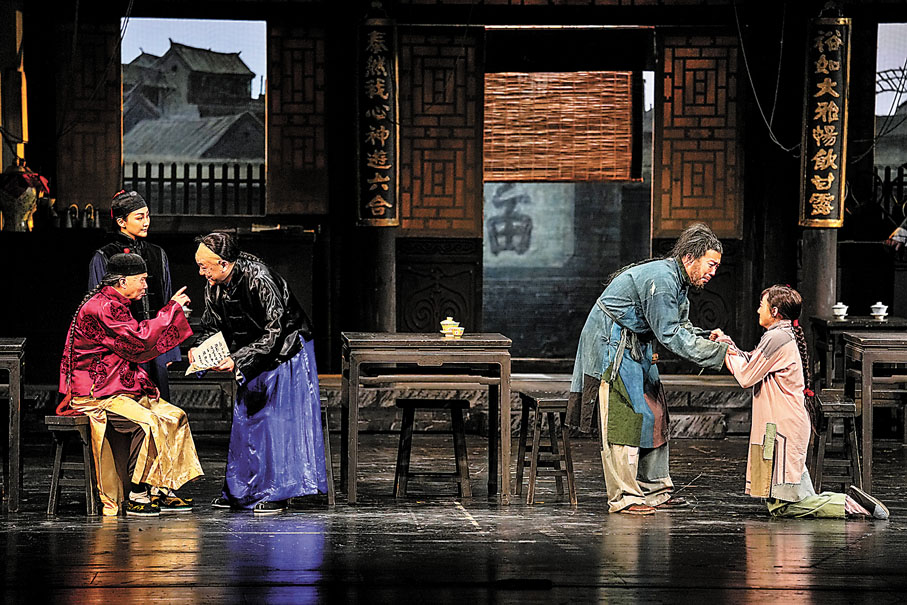 ◆老舍的《茶館》是北京人藝戲寶之一。不久前的「第五屆中國戲劇朗讀演出」中，韓國版《茶館》也成為了中韓藝術交流的橋樑。圖為6月9日北京人藝70周年院慶，《茶館》恢復線下首演。新華社