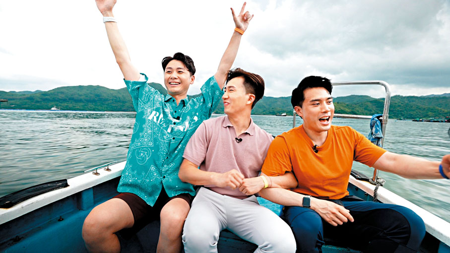 ◆右起：陳浚霆、曾展望及焦浩軒遊歷郊外的海岸美景。