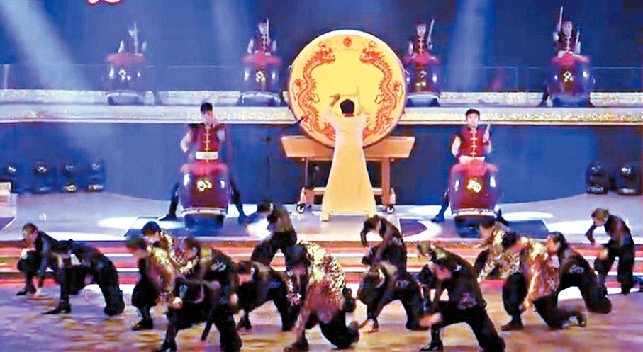 ◆ 成龍擊鼓出場。