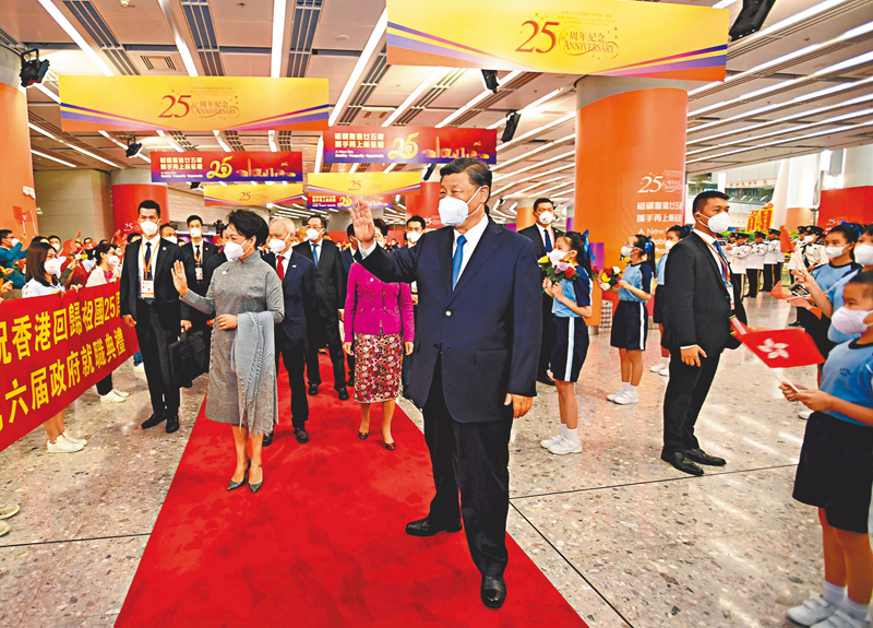 ◆6月30日下午，中共中央總書記、國家主席、中央軍委主席習近平乘專列抵達香港，出席於7月1日舉行的慶祝香港回歸祖國25周年大會暨香港特別行政區第六屆政府就職典禮，並視察香港。圖為習近平和夫人彭麗媛向歡迎的人群揮手致意。新華社