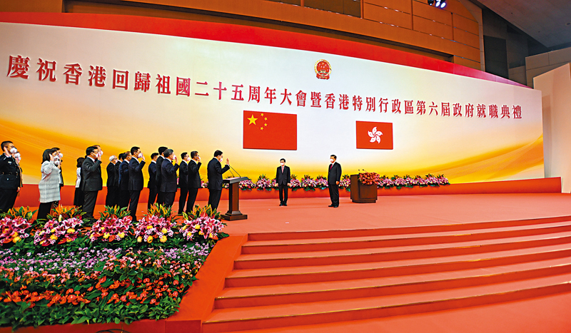 ◆7月1日上午，慶祝香港回歸祖國25周年大會暨香港特別行政區第六屆政府就職典禮在香港會展中心隆重舉行。中共中央總書記、國家主席、中央軍委主席習近平出席並發表重要講話。圖為習近平監誓，香港特別行政區第六屆政府主要官員在李家超帶領下宣誓就職。新華社