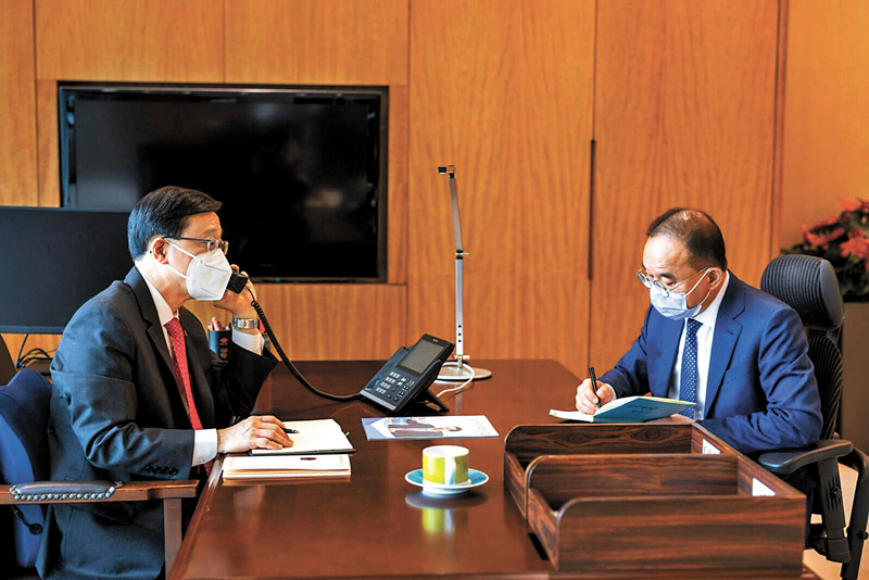 ◆ 李家超昨日下午分別致電多位廣東省省市領導，向他們闡述新一屆特區政府的工作方針。右為政制及內地事務局局長曾國衞。 李家超Fb圖片