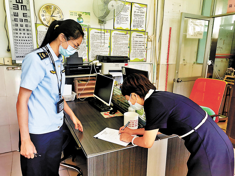 ◆譚嘉艷給民辦幼兒園送食品抽樣檢測報告。 受訪者供圖