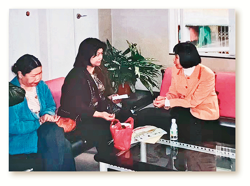 ◆上世紀九十年代至本世紀初，跨境婚戀情感求助個案較多。圖為梁秋莎（右一）在輔導求助個案。受訪者供圖