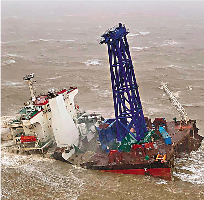 ◆失事內地工程船幾近完全沉沒。香港特區政府飛行服務隊供圖