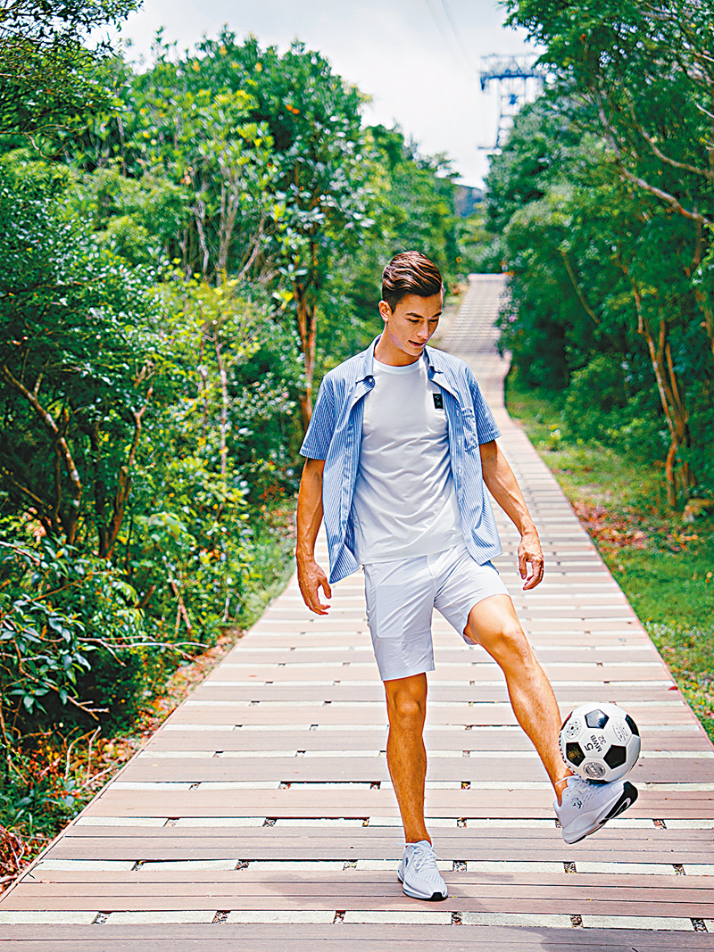 ◆ 安永佳在昂坪棧道大騷球技。