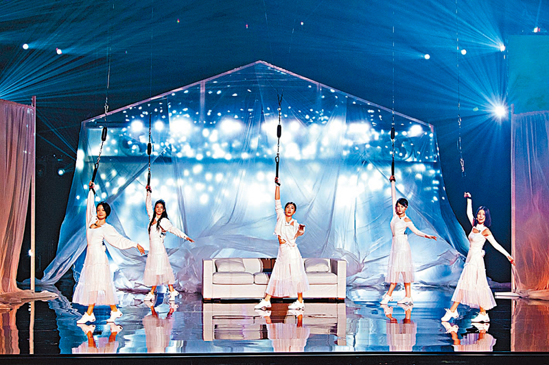 ◆ 「姐姐」們挑戰吊威吔表演。