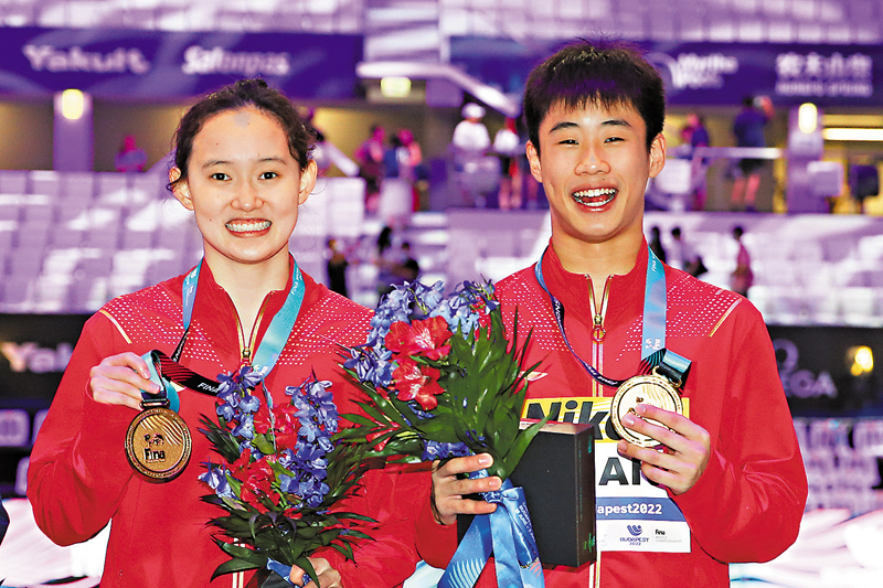 ◆任茜/段宇（右）在頒獎儀式後合影。新華社