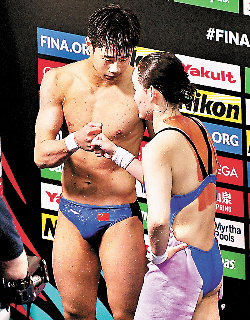 ◆任茜/段宇（左）在比賽中互相鼓勵。法新社