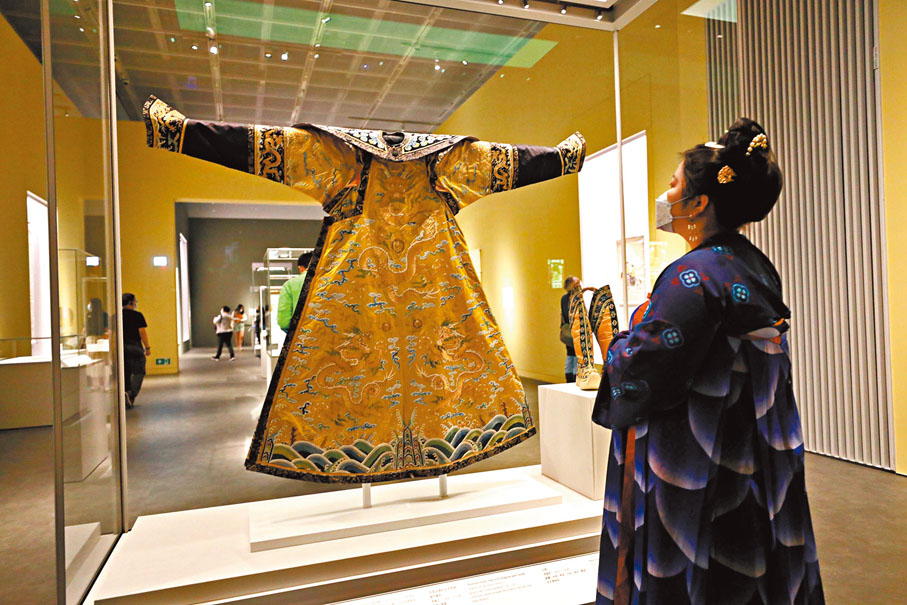 ◆ 龍袍等皇宮展品最受歡迎。 香港文匯報記者  攝